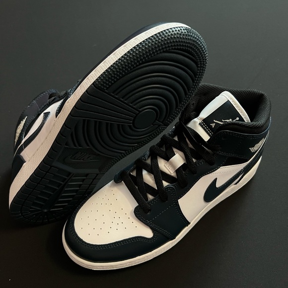 Nike Air Jordan 1 Mid (GS) - Picture 5 of 5